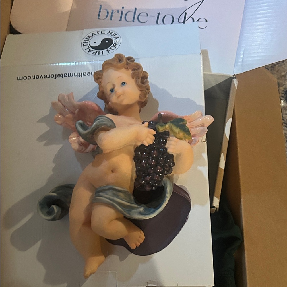 Vintage ceramic cherub in great shape